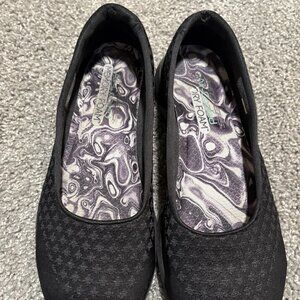 Skechers, Black, size 8.5. Preowned. Some wear.